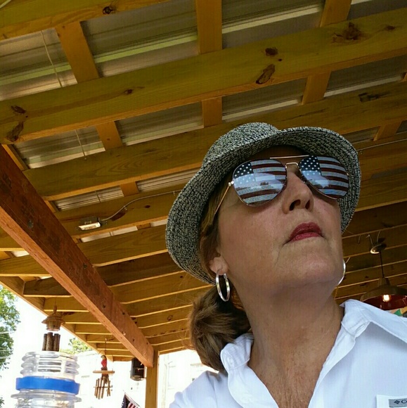 Meet your Posher, Connie - Picture 1 of 4